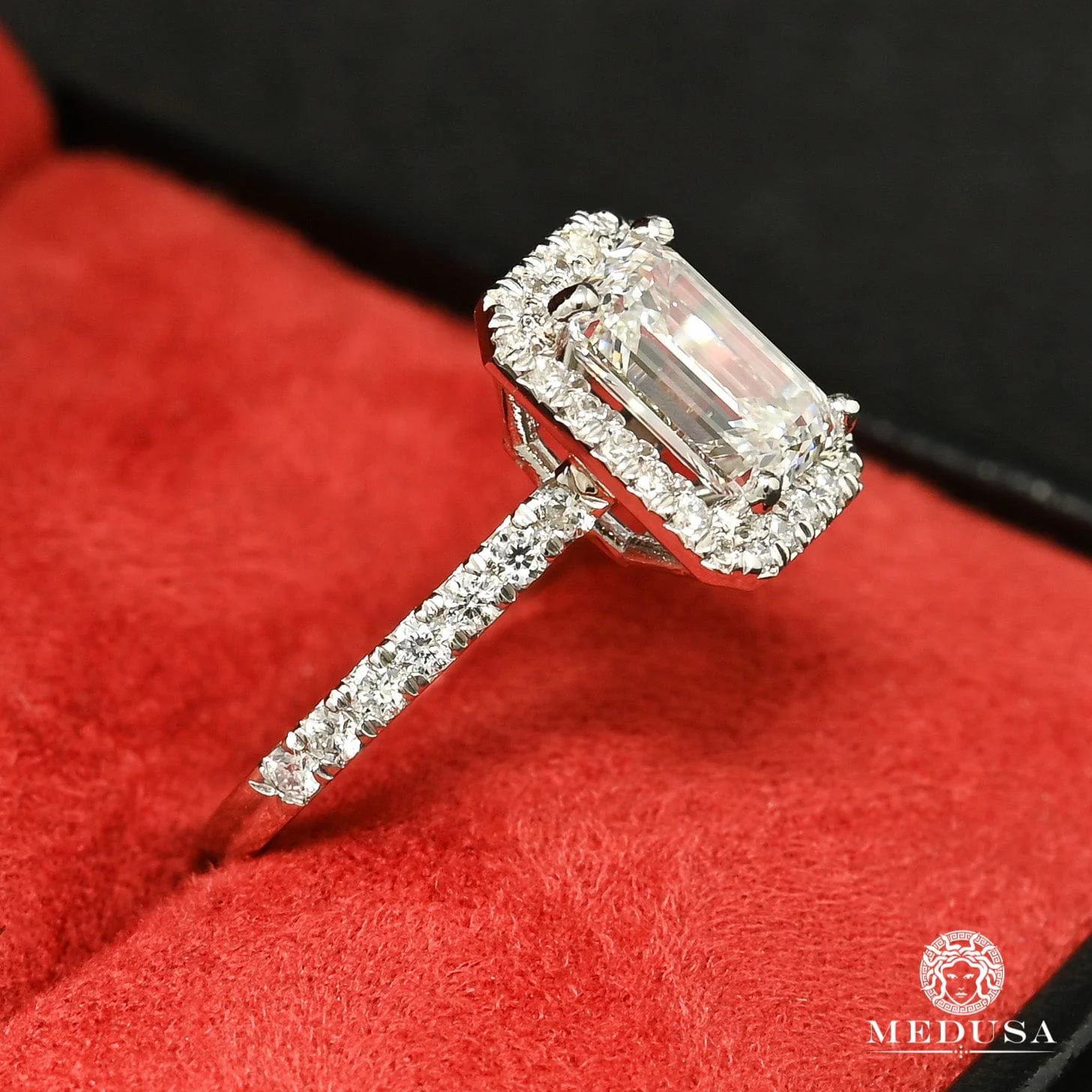 Solitaire D8 - 1.75CT Halo Emerald Cut - Image 2