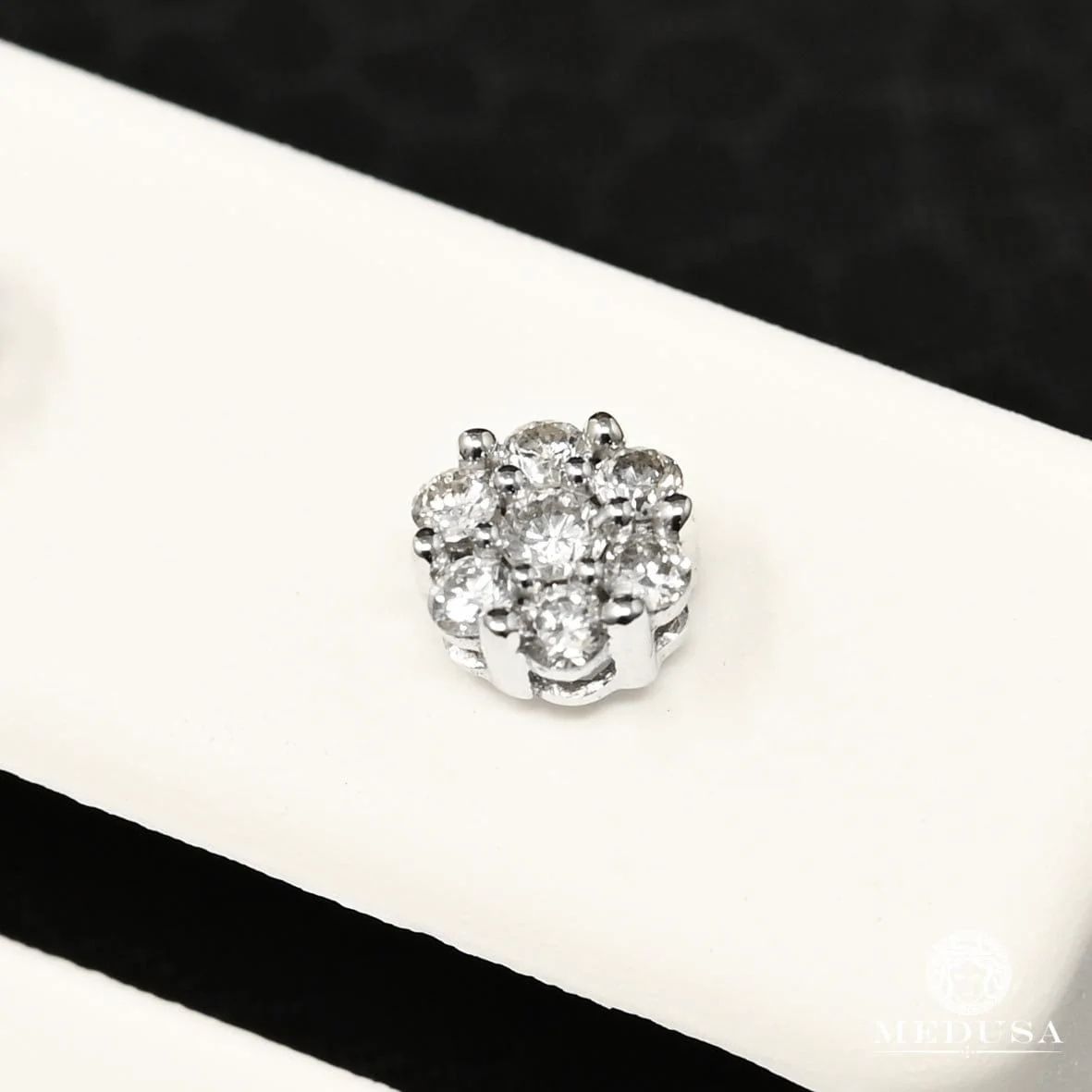 Studs D9 - Diamond  - Image 2